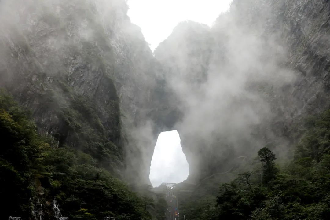 发布会暨中国"派克峰"天门山试驾在天门圣境「天门洞」前正式拉开序幕