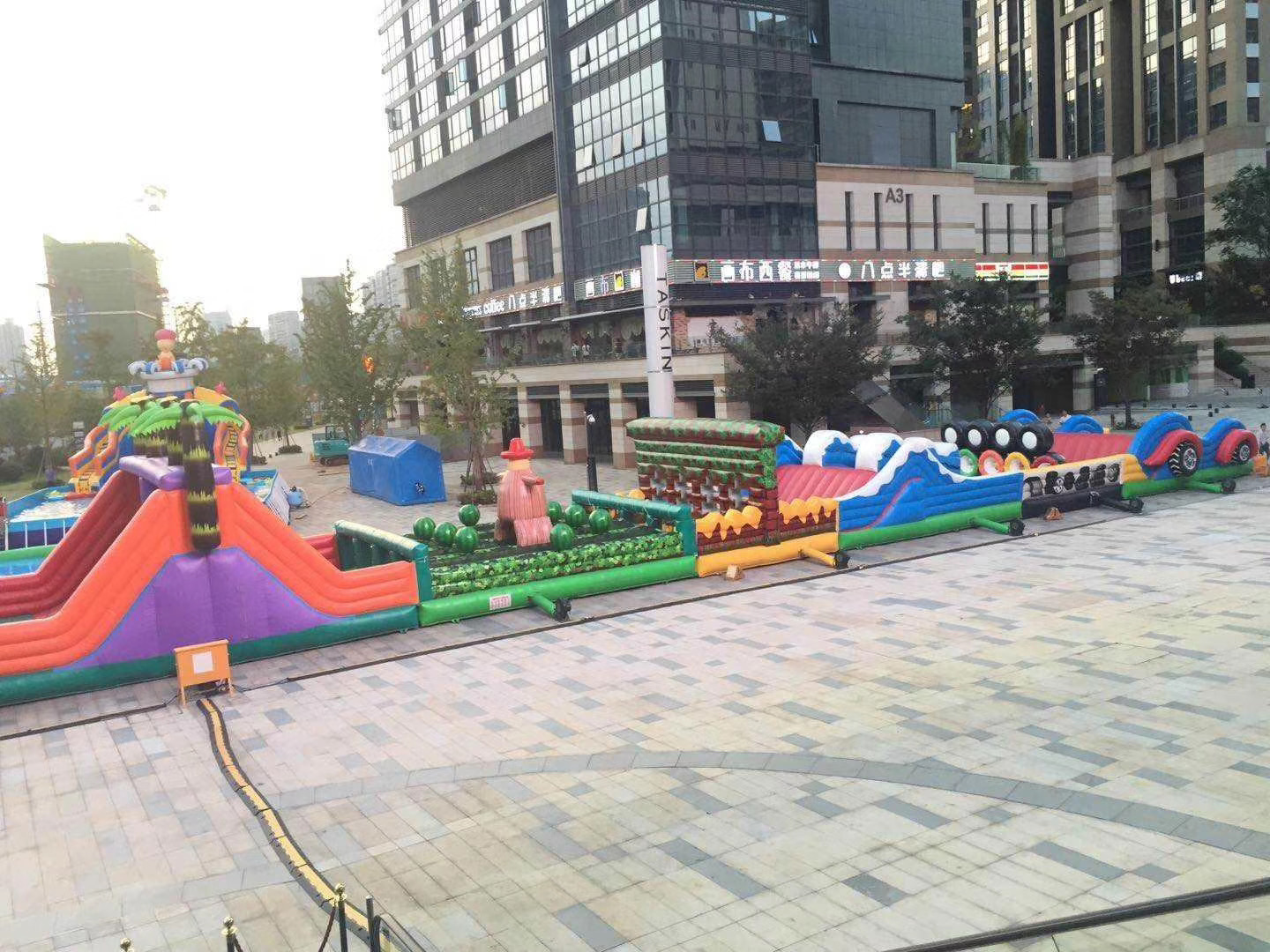 大型陆地闯关 充气城堡 儿童游乐园