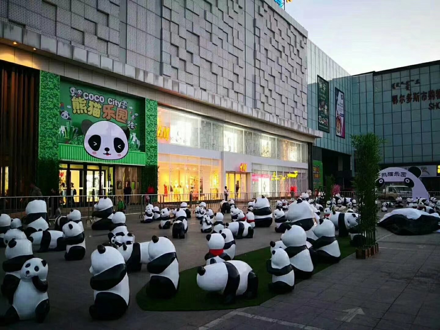 玻璃钢熊猫卡通展