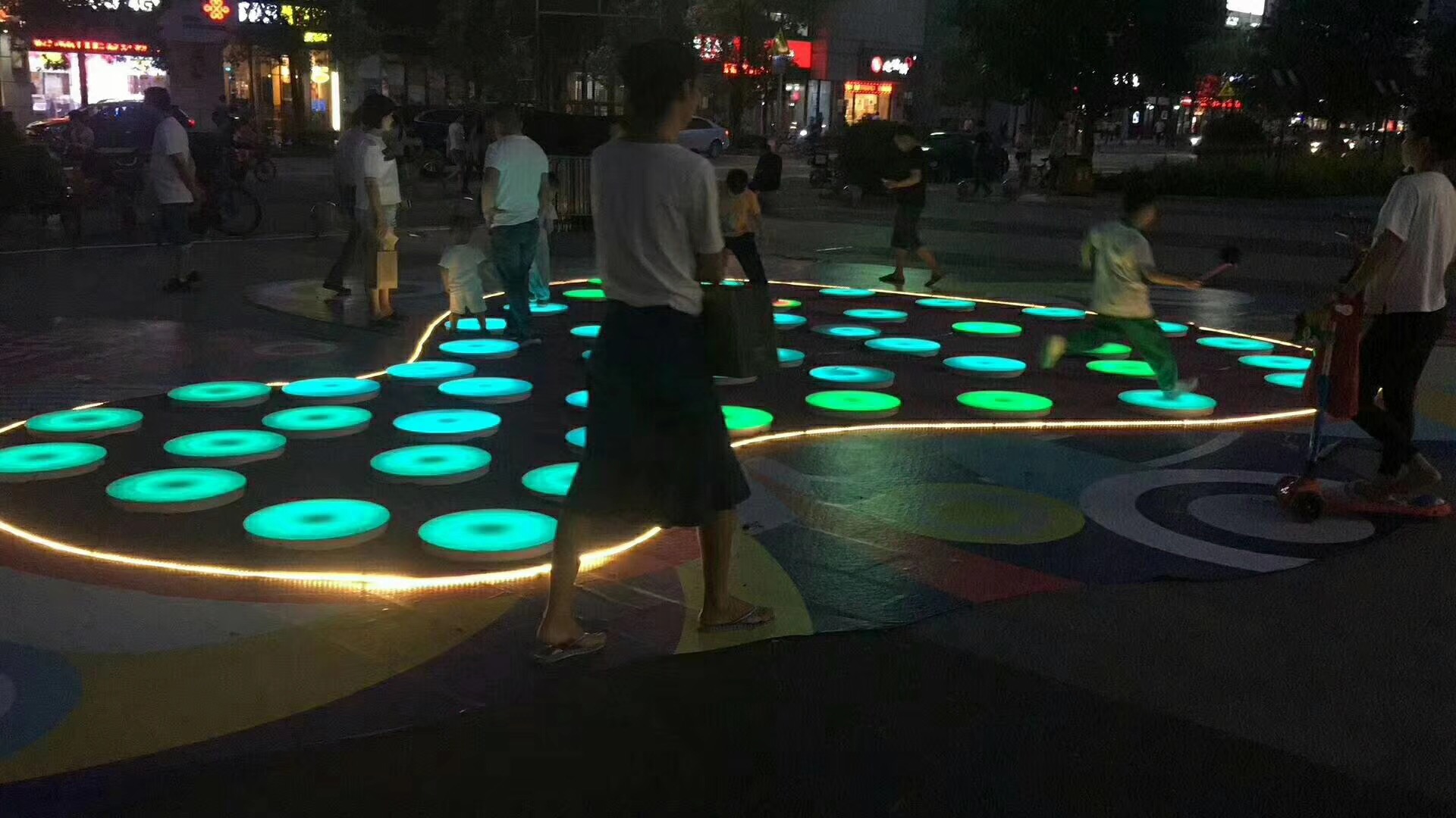 彩色跑 发光变色地砖