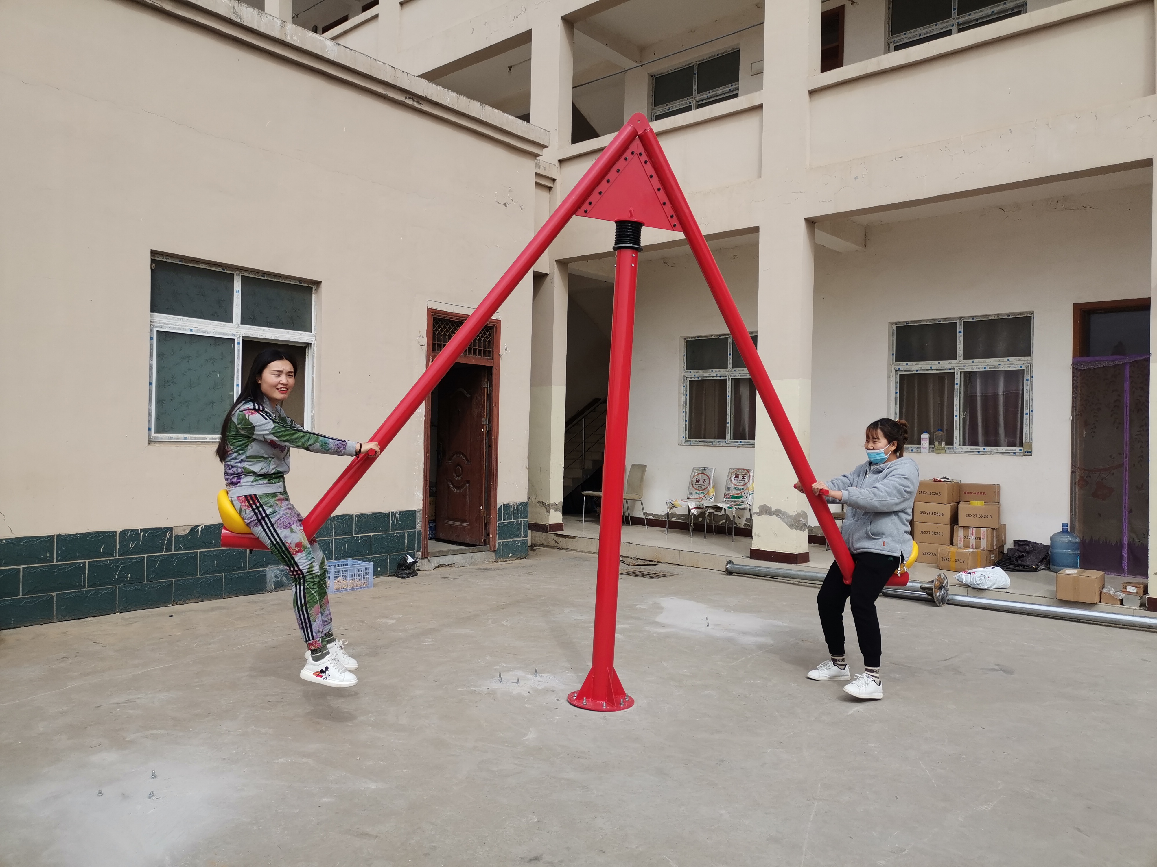 无动力设备 秋千 油桶小火车 