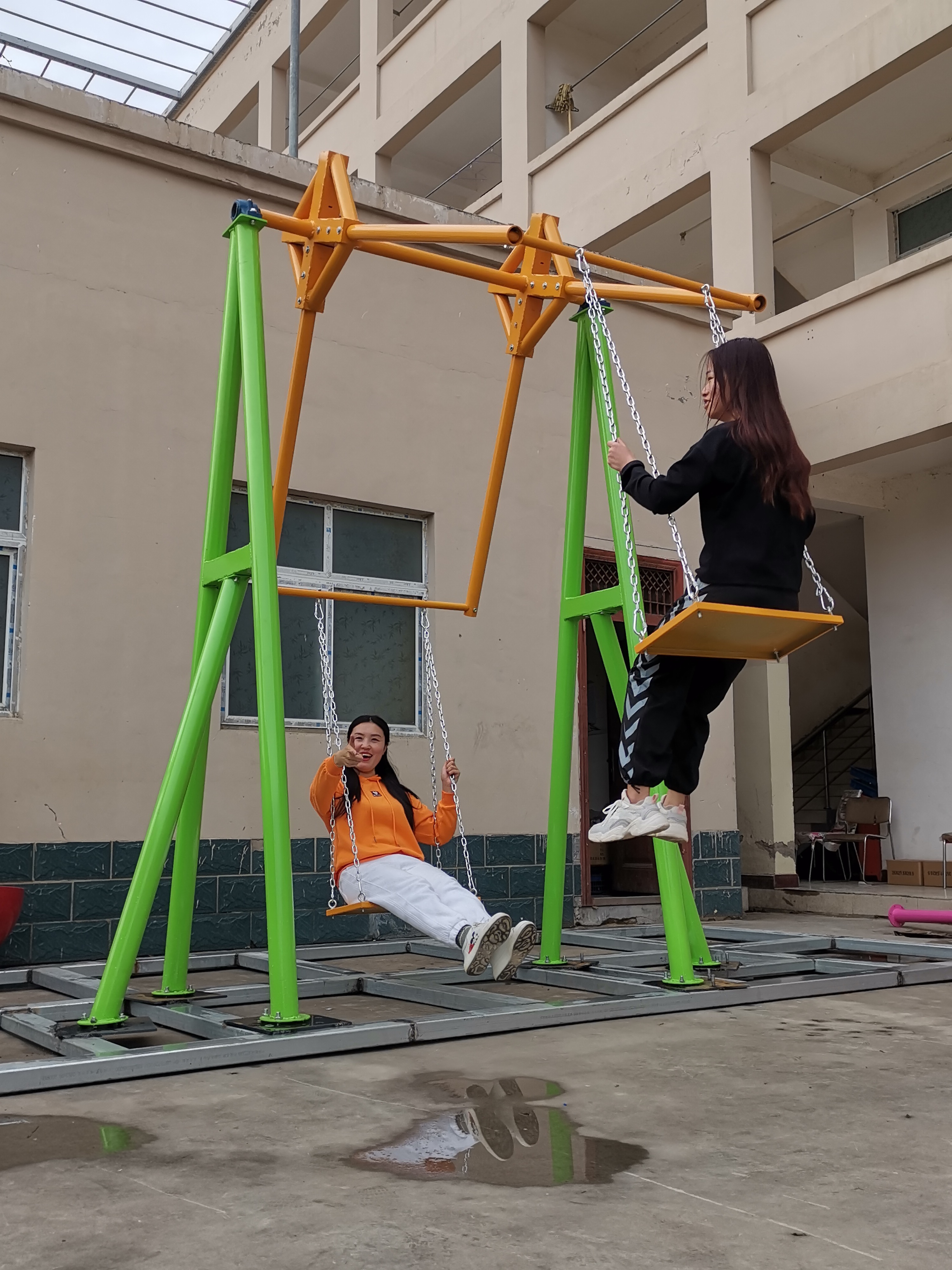 无动力设备 秋千 油桶小火车 