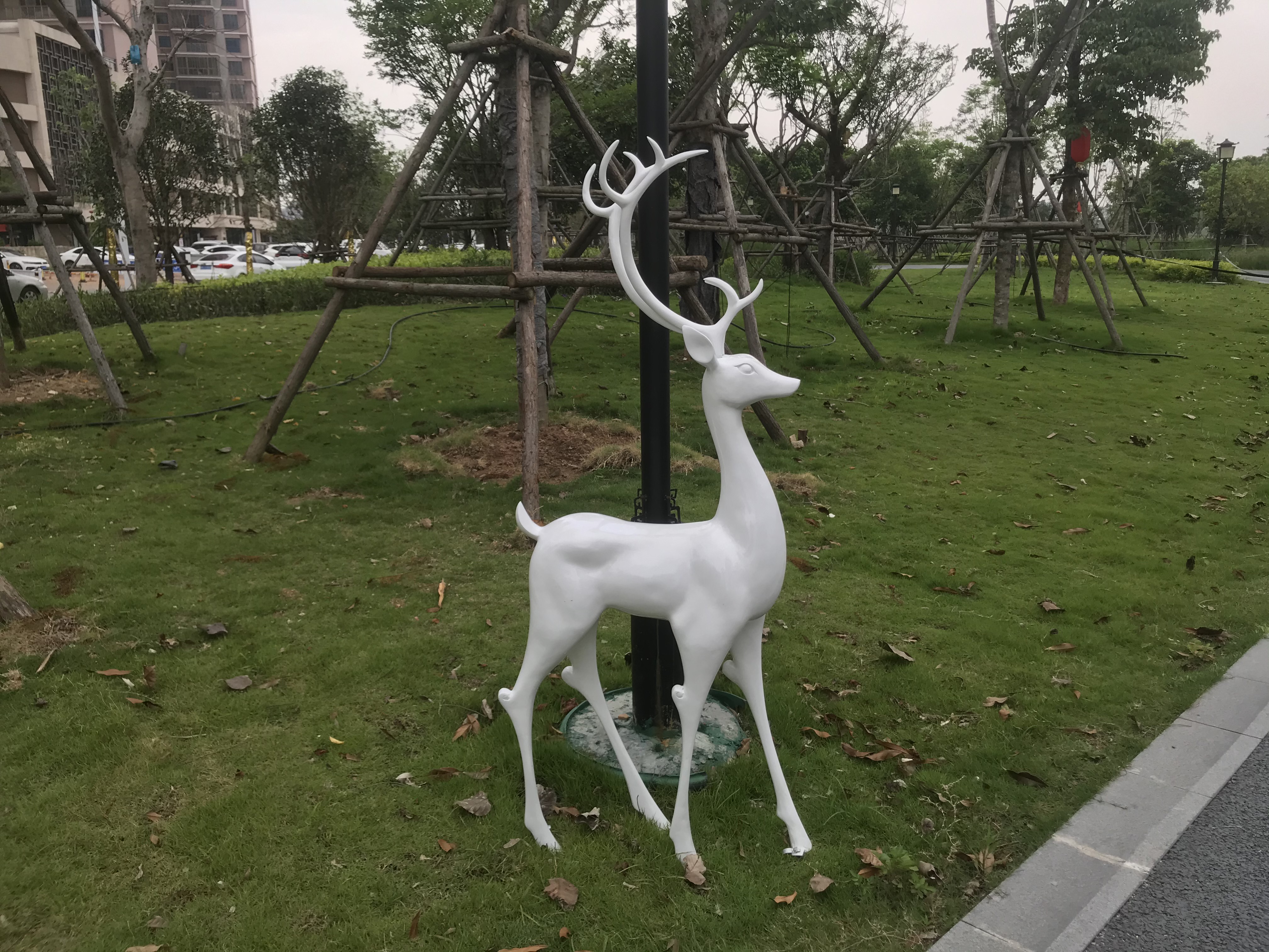 大型玻璃钢仿真梅花鹿雕塑户外公园林景观动物装饰品白鹿摆件定制