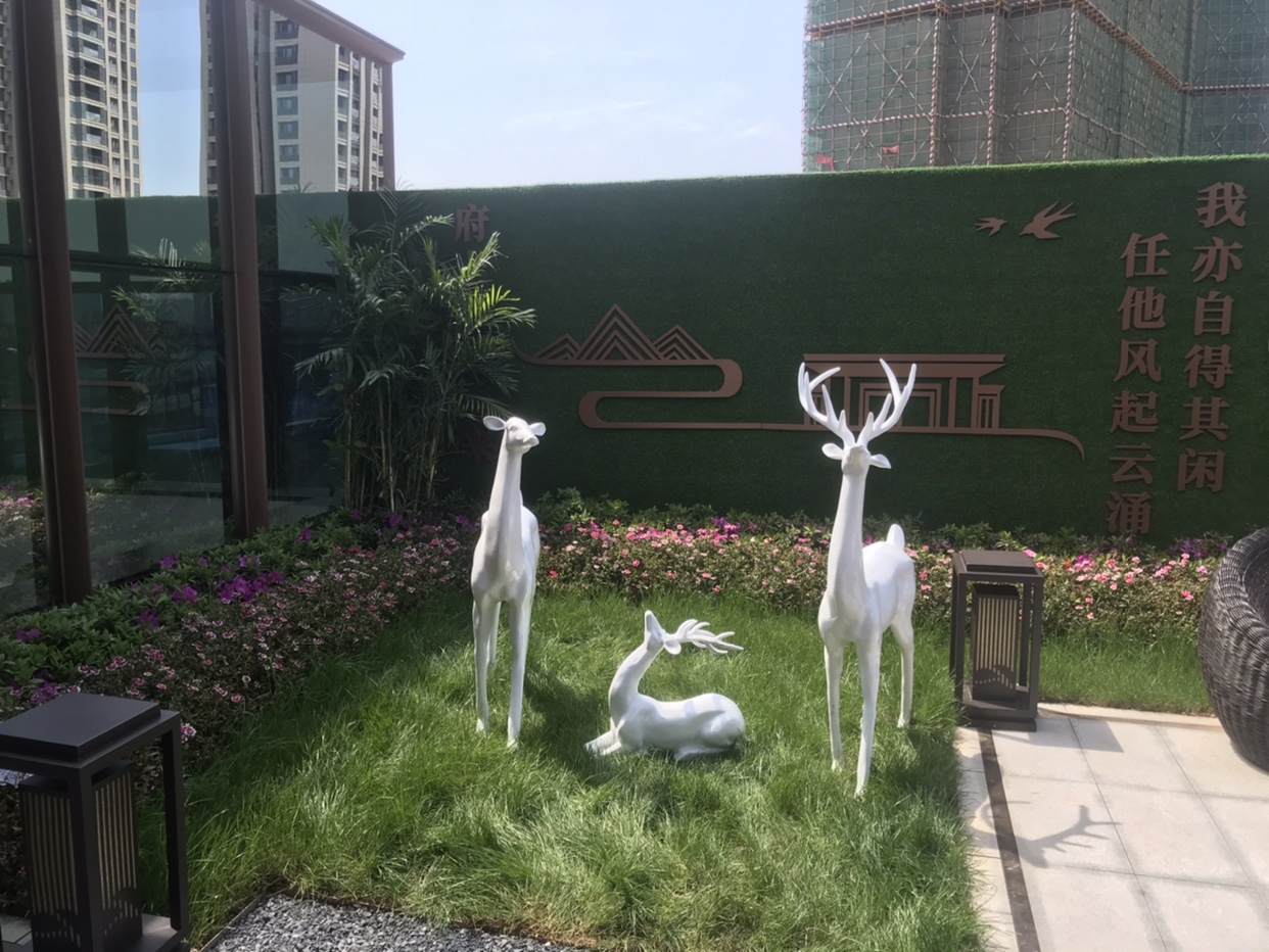 大型玻璃钢仿真梅花鹿雕塑户外公园林景观动物装饰品白鹿摆件定制
