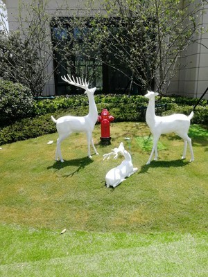 大型玻璃钢仿真梅花鹿雕塑户外公园林景观动物装饰品白鹿摆件定制