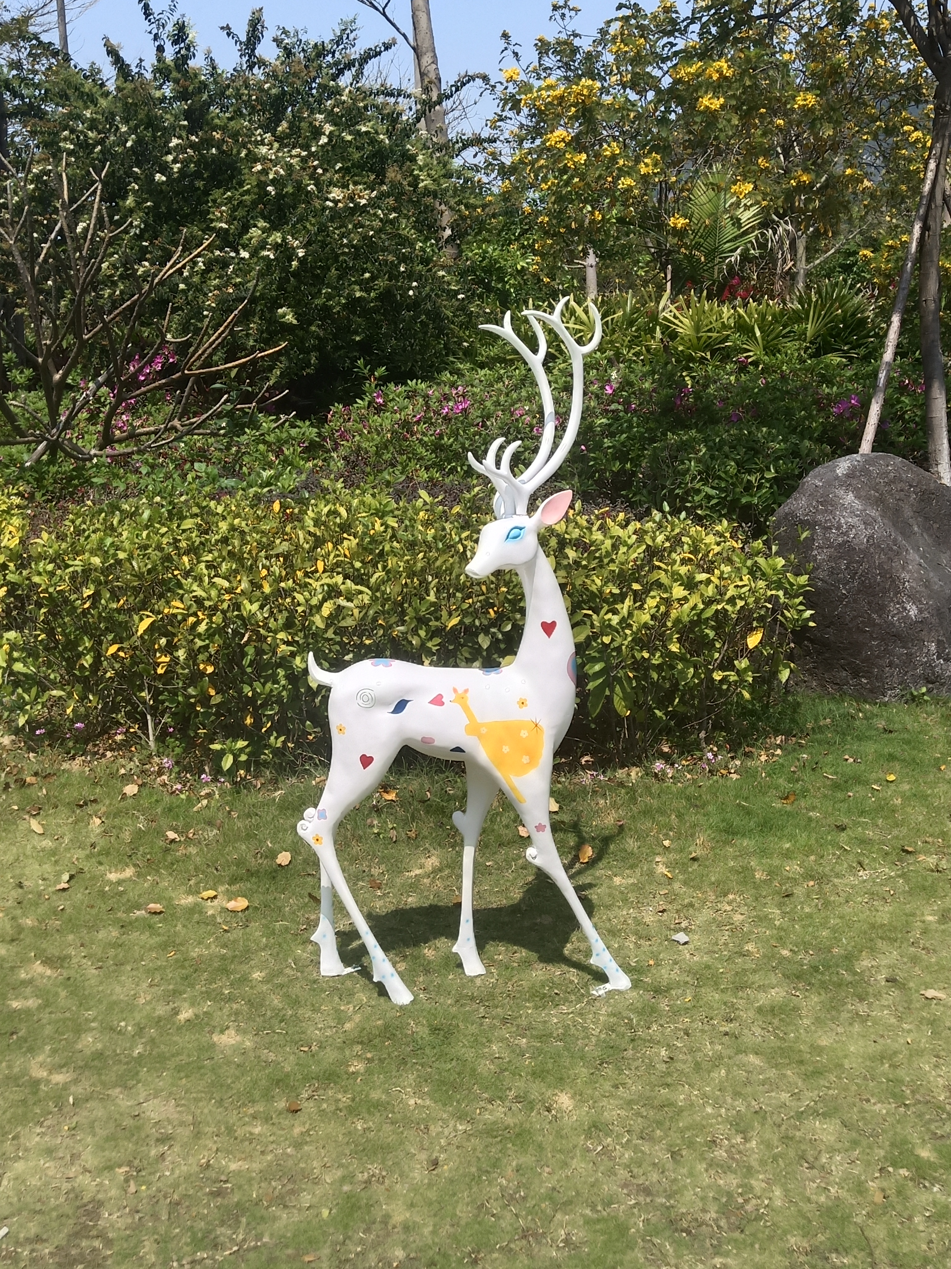 大型玻璃钢仿真梅花鹿雕塑户外公园林景观动物装饰品白鹿摆件定制