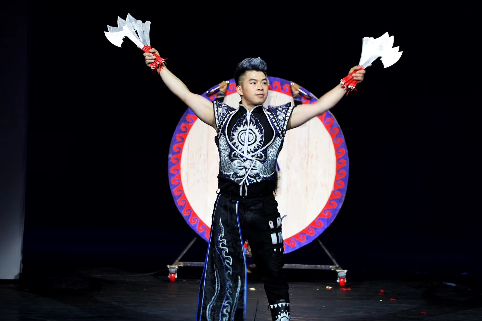 <font style="color: #FF8F00 !important;">经典</font>节目 杂技飞刀表演
