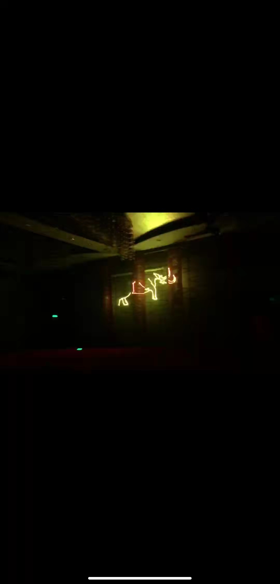 激光飞牛，飞马，飞鹰等绕场一周