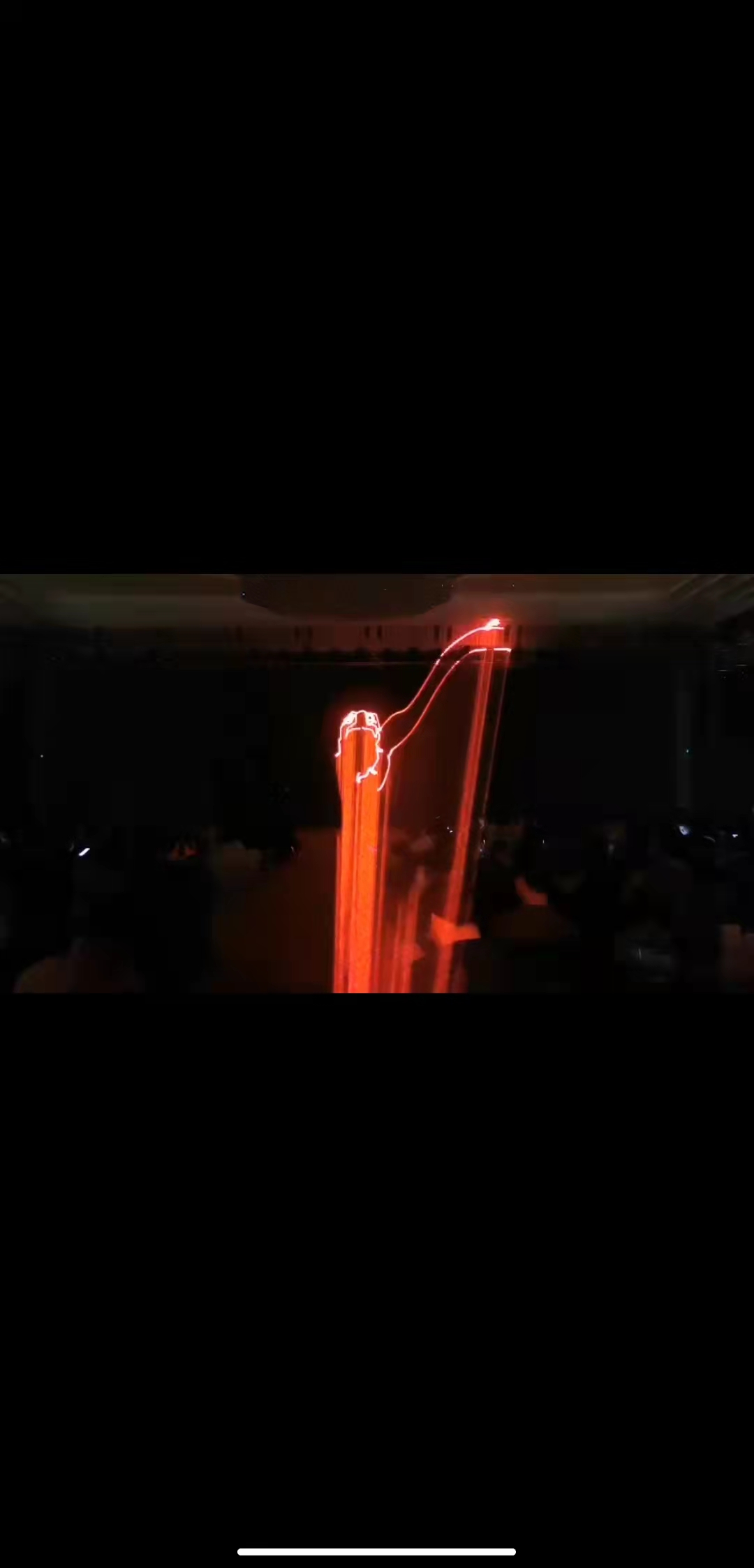 激光飞牛，飞马，飞鹰等绕场一周