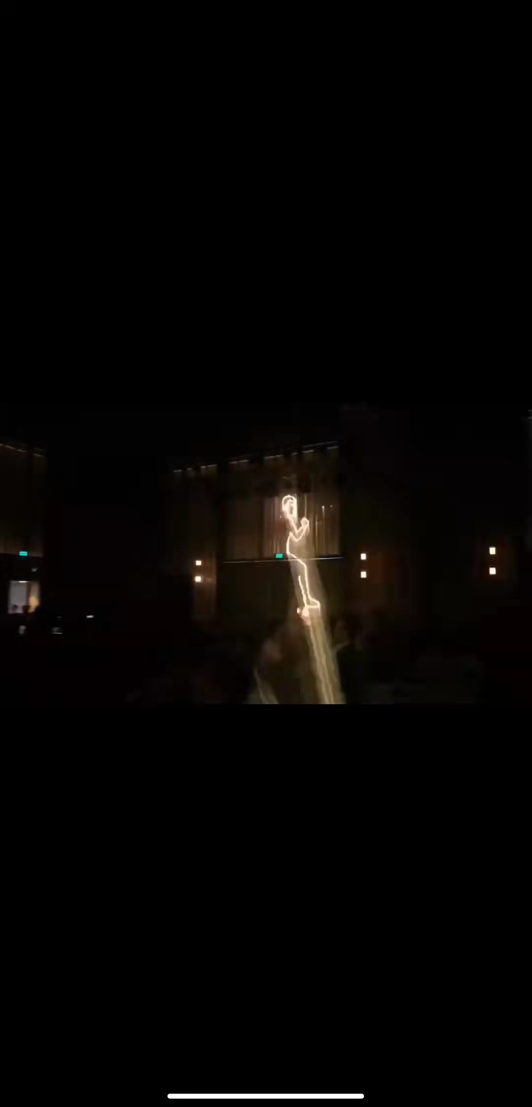 激光飞牛，飞马，飞鹰等绕场一周