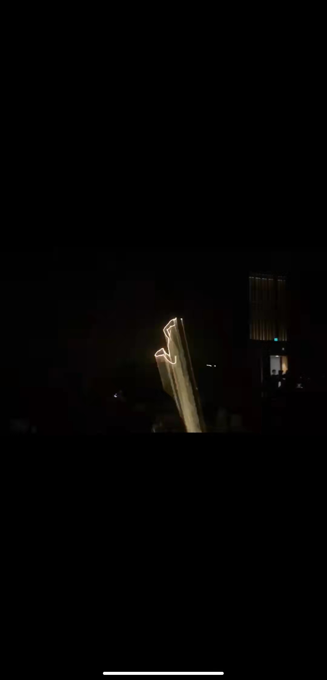 激光飞牛，飞马，飞鹰等绕场一周