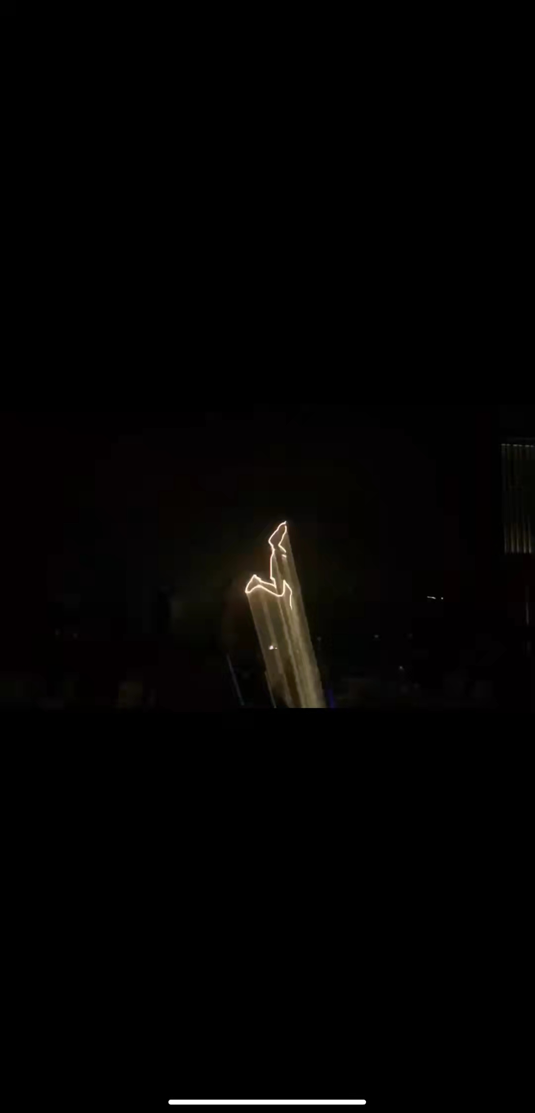 激光飞牛，飞马，飞鹰等绕场一周