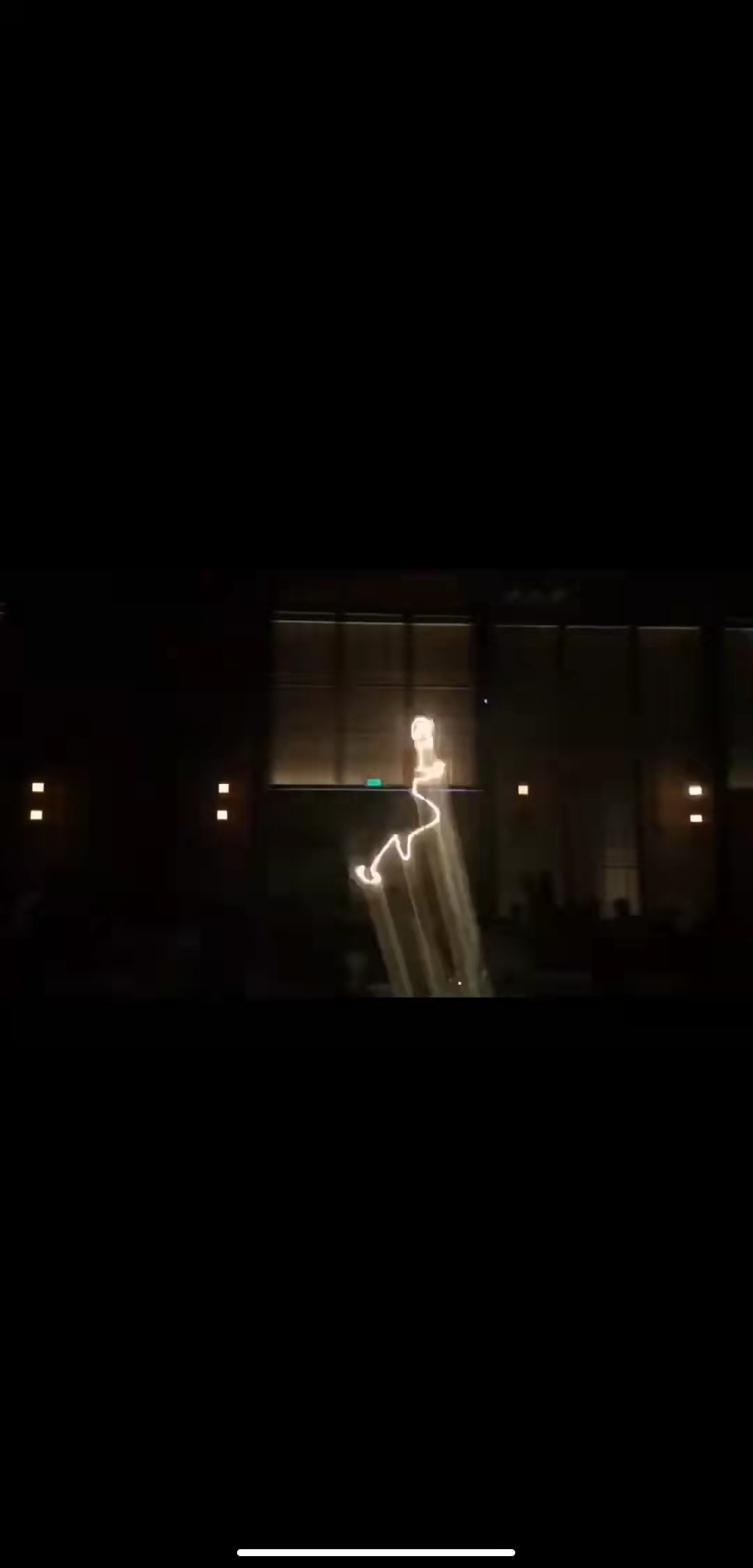 激光飞牛，飞马，飞鹰等绕场一周