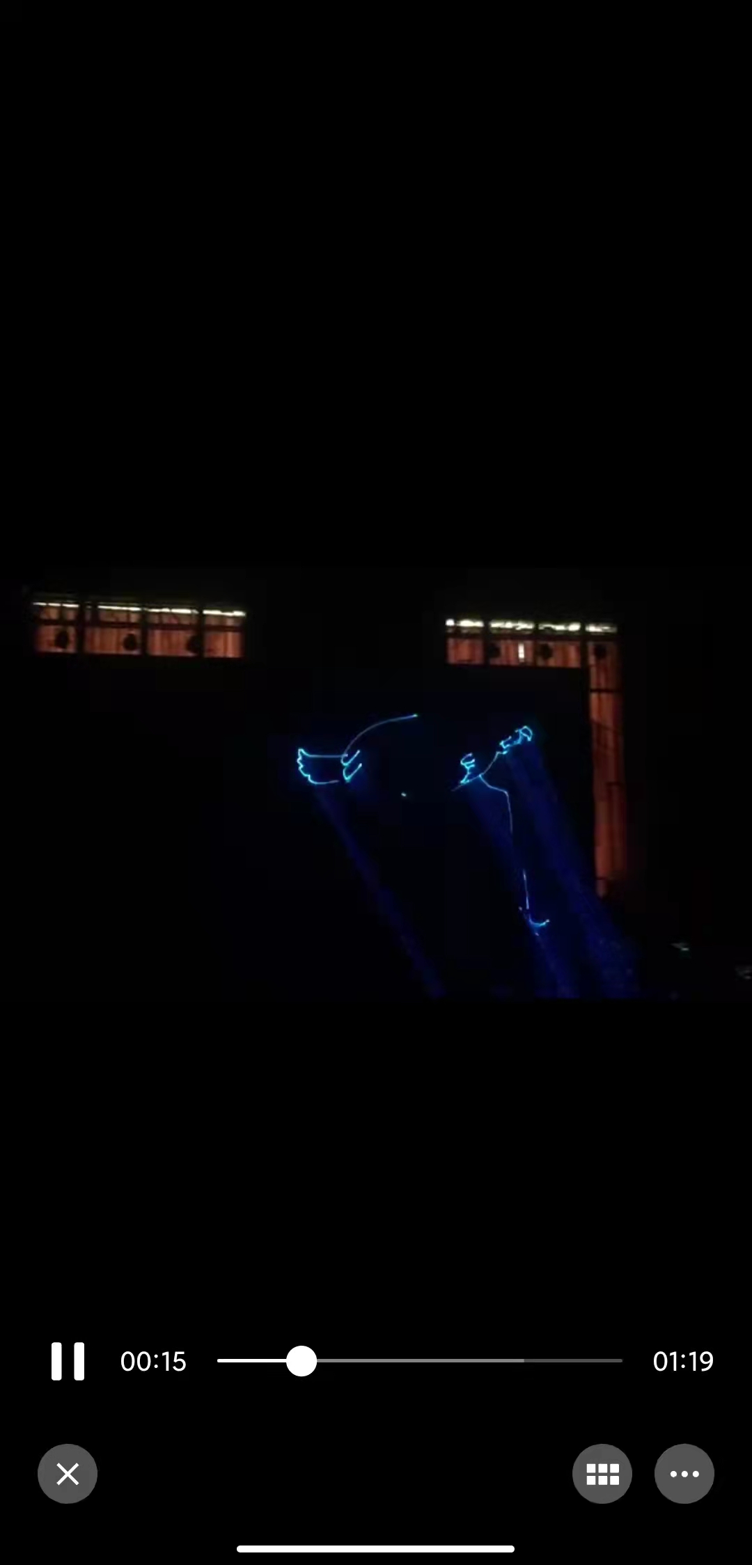 激光飞牛，飞马，飞鹰等绕场一周