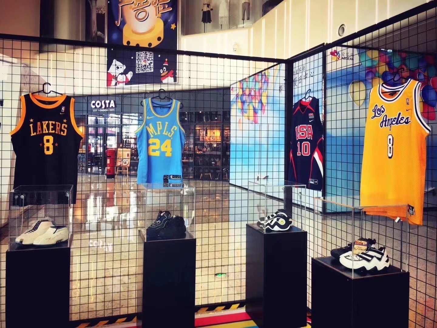 NBA球星亲笔签名球衣球鞋展览 科比 詹姆斯等签名用品展览