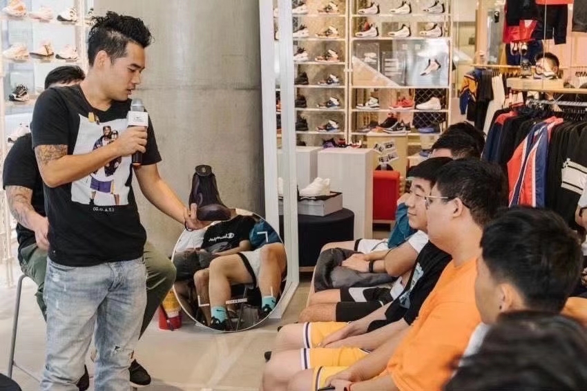 NBA球星亲笔签名球衣球鞋展览 科比 詹姆斯等签名用品展览