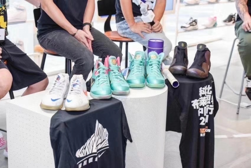 NBA球星亲笔签名球衣球鞋展览 科比 詹姆斯等签名用品展览