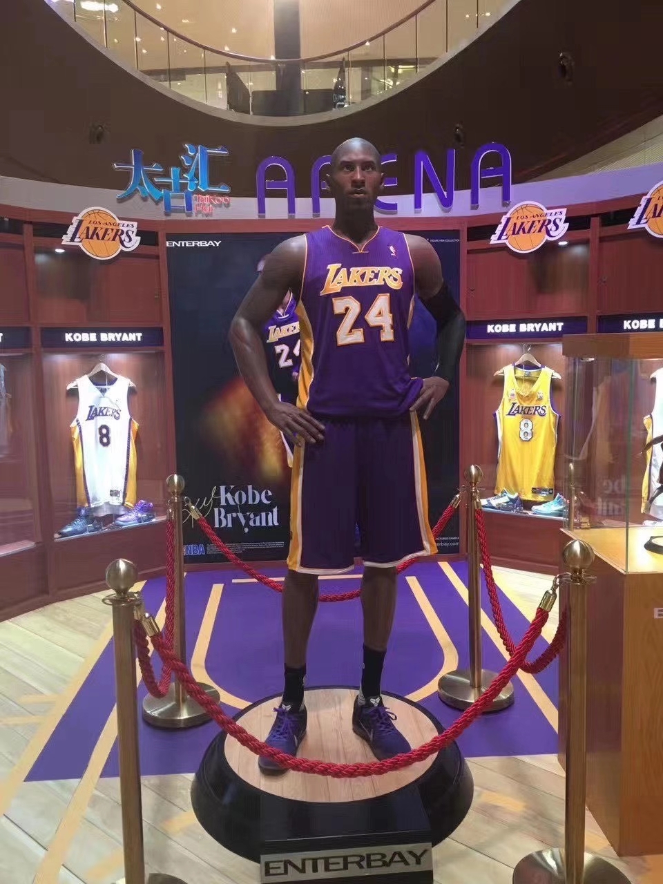 NBA球星亲笔签名球衣球鞋展览 科比 詹姆斯等签名用品展览
