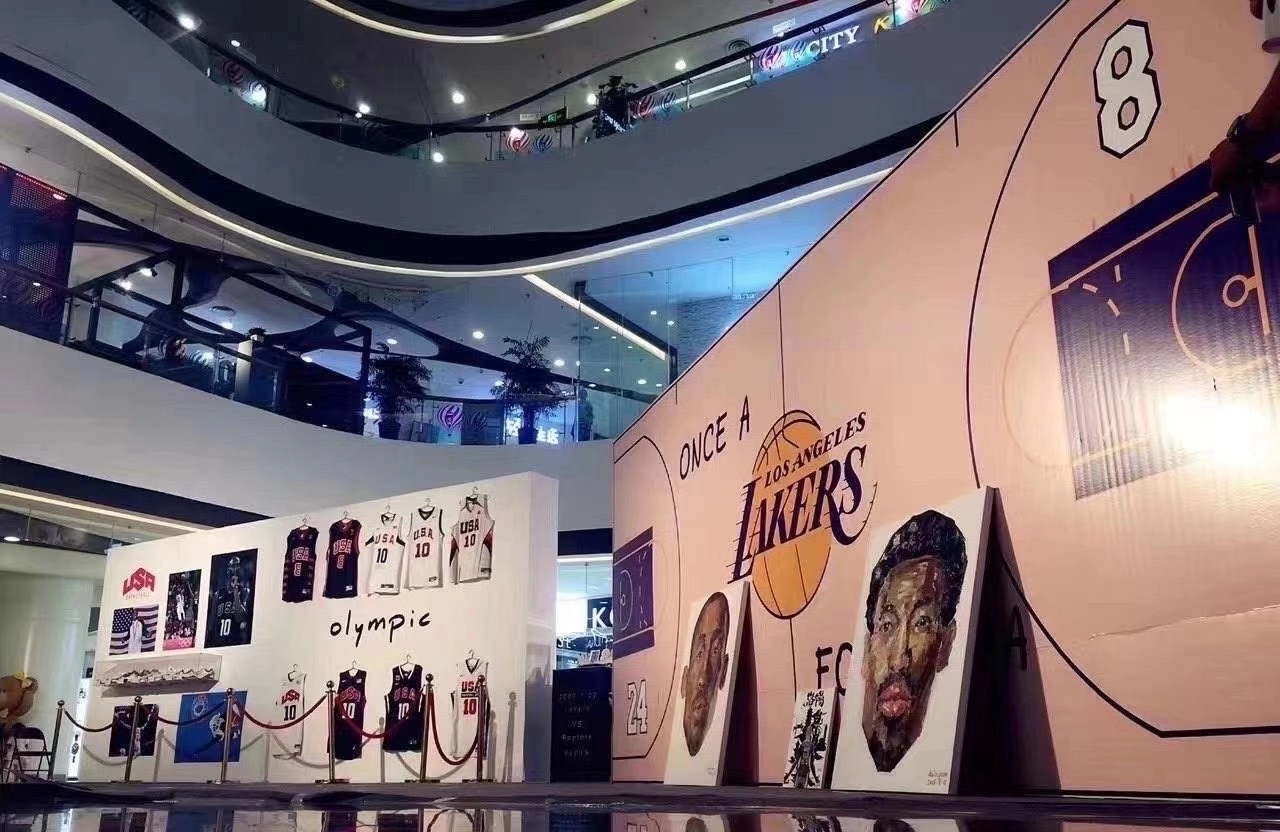 NBA球星亲笔签名球衣球鞋展览 科比 詹姆斯等签名用品展览