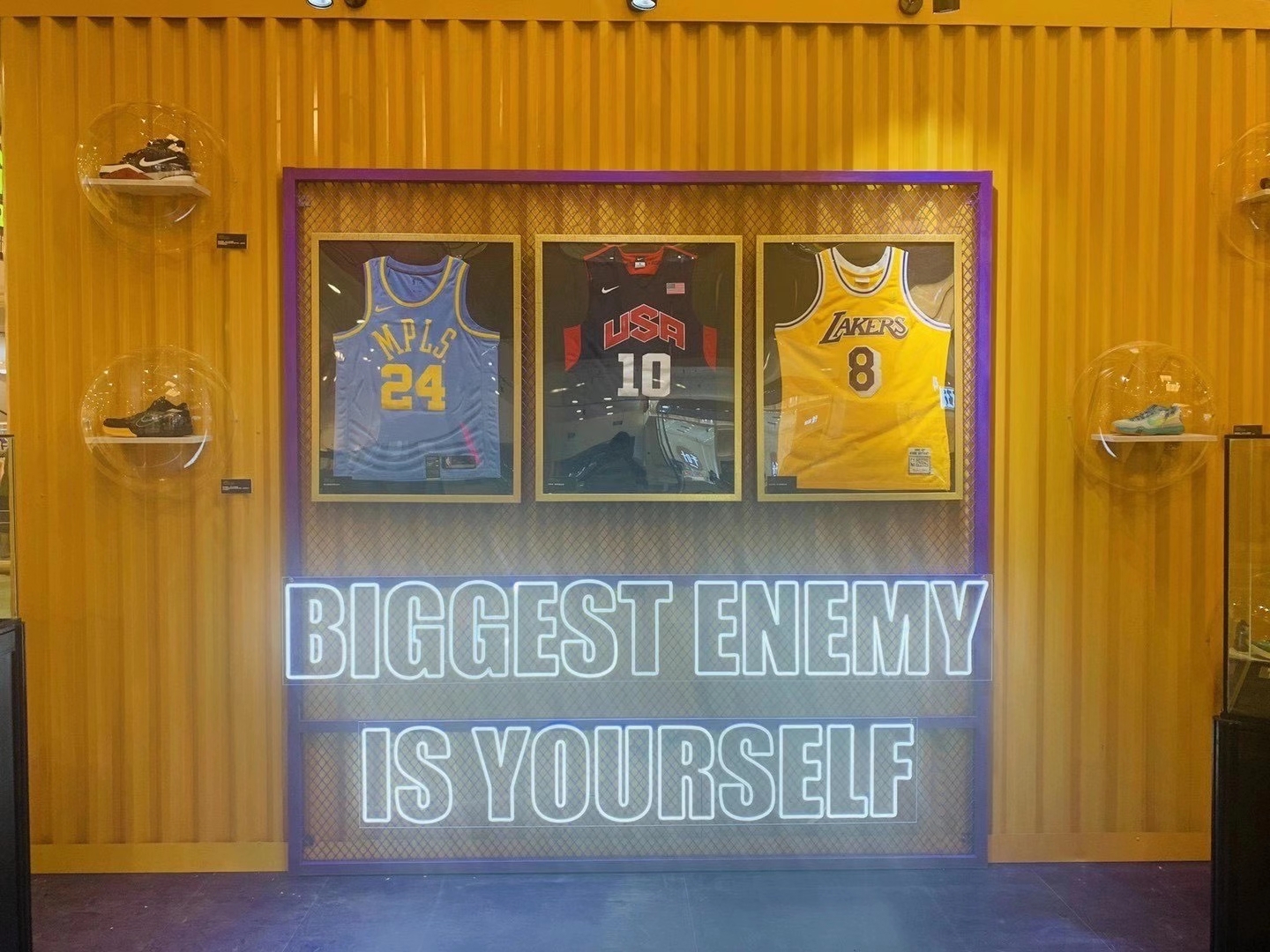 NBA球星亲笔签名球衣球鞋展览 科比 詹姆斯等签名用品展览