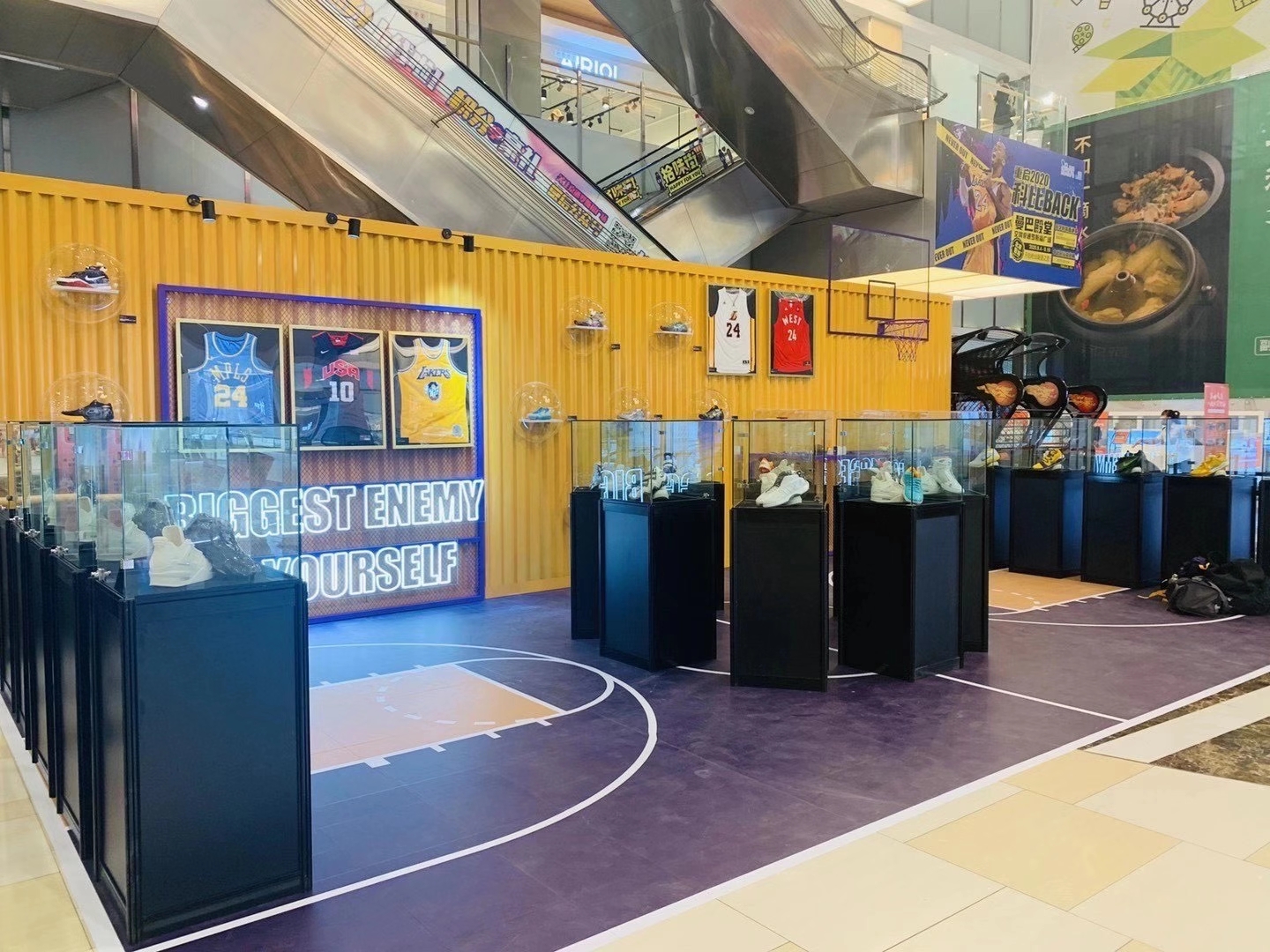 NBA球星亲笔签名球衣球鞋展览 科比 詹姆斯等签名用品展览