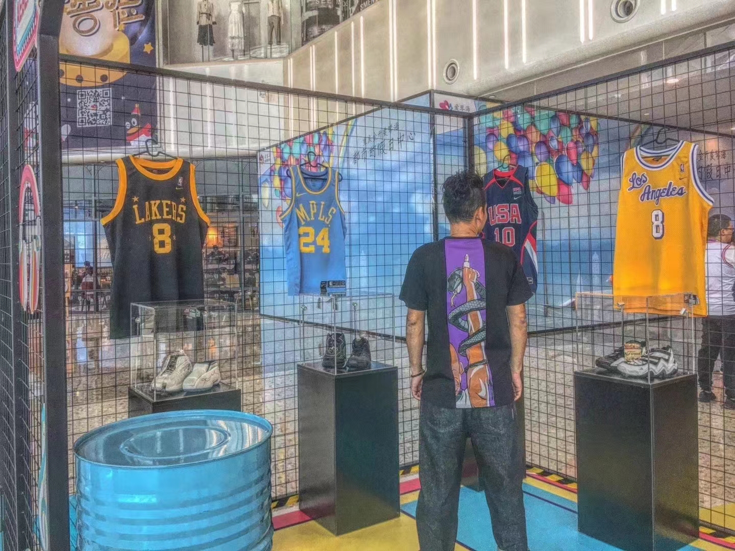 NBA球星亲笔签名球衣球鞋展览 科比 詹姆斯等签名用品展览