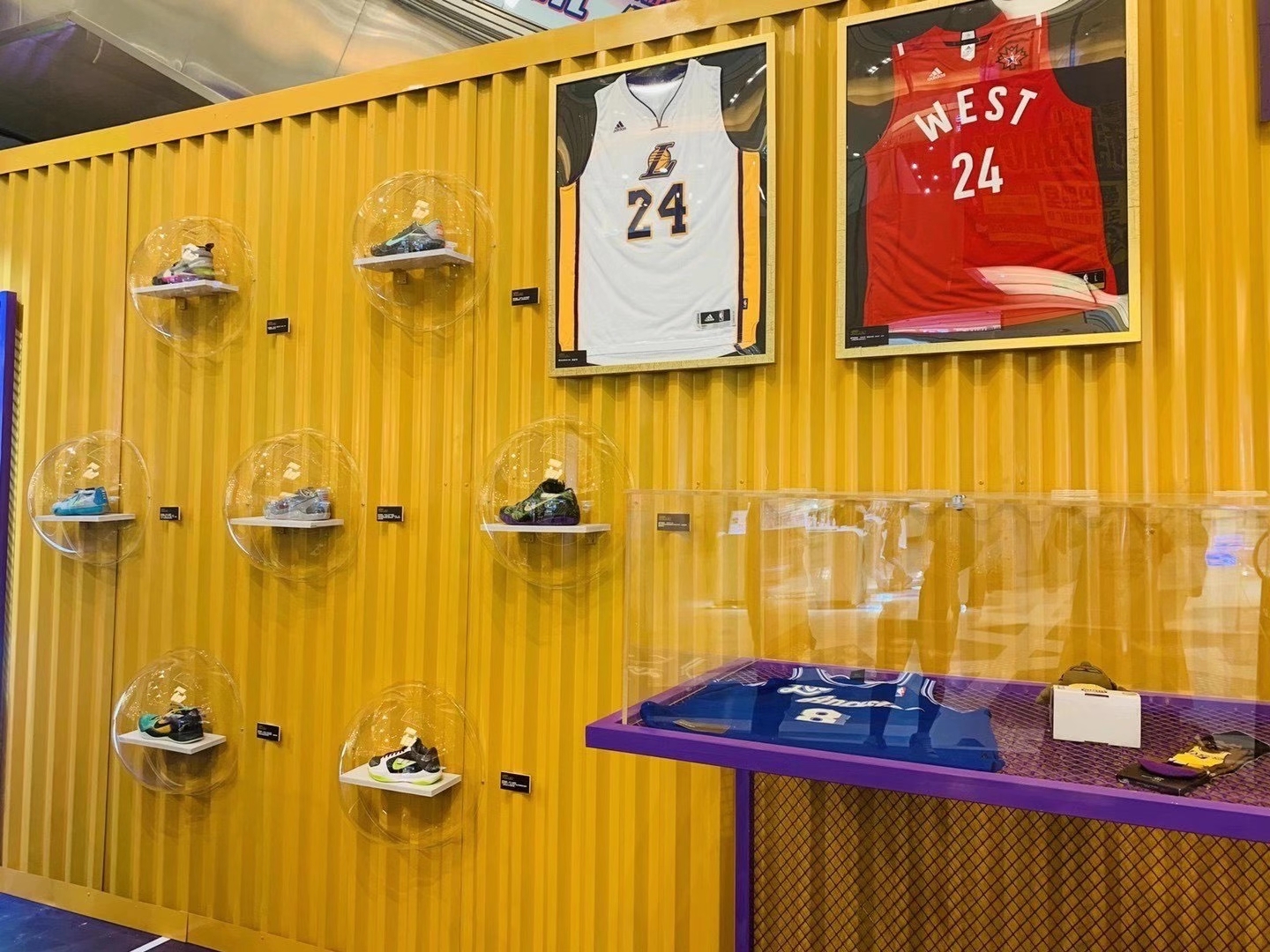 NBA球星亲笔签名球衣球鞋展览 科比 詹姆斯等签名用品展览