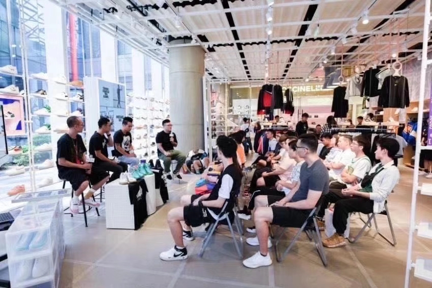 NBA球星亲笔签名球衣球鞋展览 科比 詹姆斯等签名用品展览