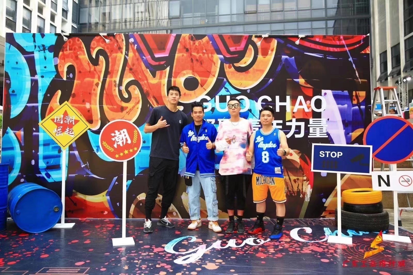 NBA球星亲笔签名球衣球鞋展览 科比 詹姆斯等签名用品展览