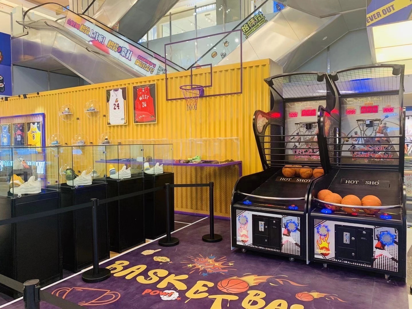 NBA球星亲笔签名球衣球鞋展览 科比 詹姆斯等签名用品展览