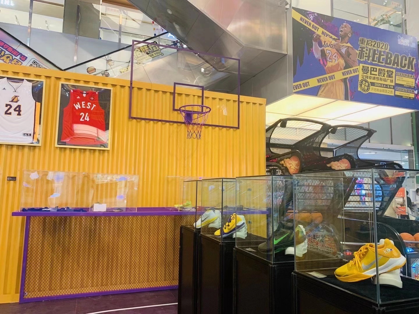 NBA球星亲笔签名球衣球鞋展览 科比 詹姆斯等签名用品展览