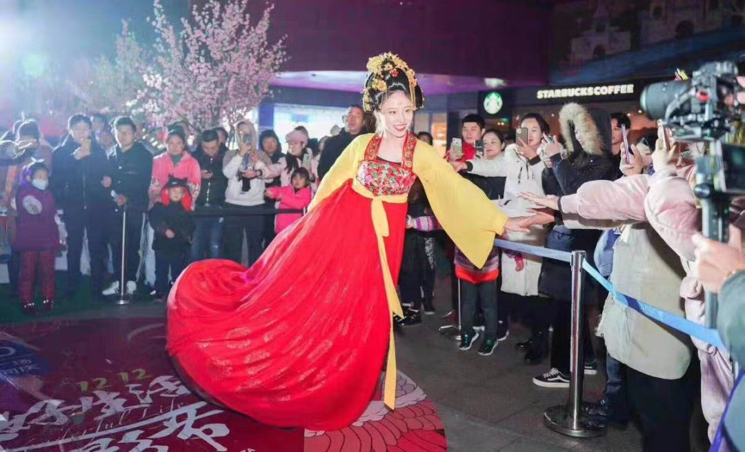 行为艺术类：活体雕塑、人体悬浮、美女餐桌等节目表演