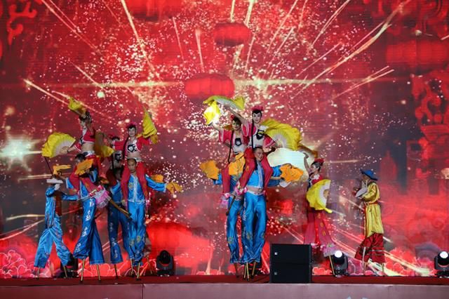 曲艺类：京剧、昆曲、变脸、相声、二人转等