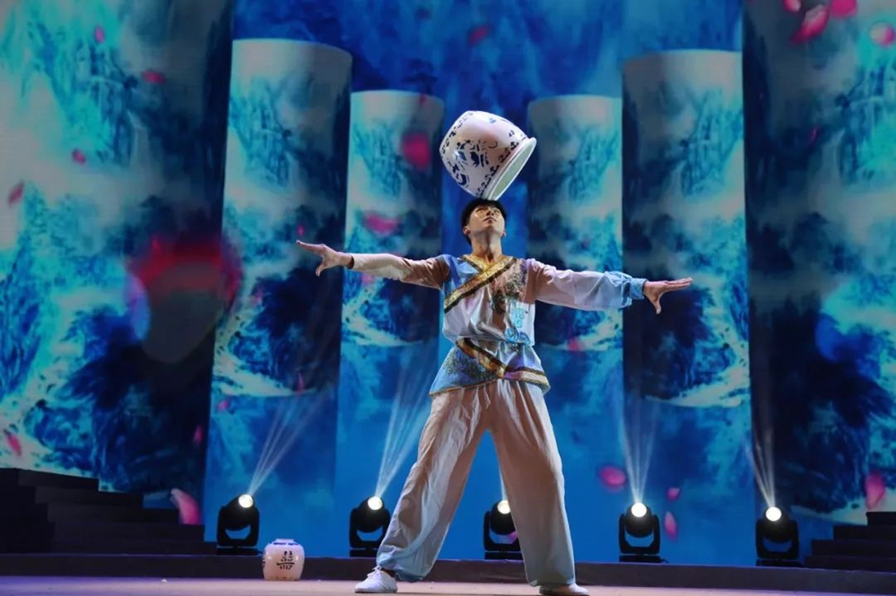 杂技类：《肩上芭蕾》、《力量组合》、《柔术》等节目表演
