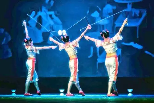 杂技类：《肩上芭蕾》、《力量组合》、《柔术》等节目表演