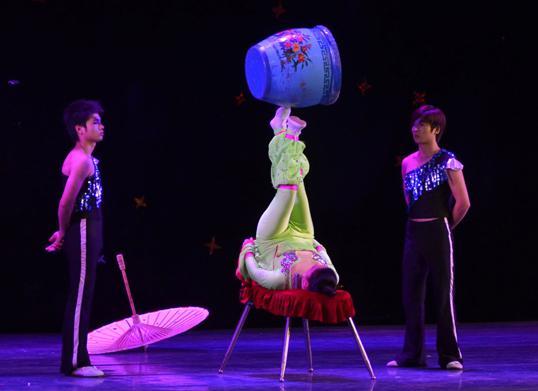 杂技类：《肩上芭蕾》、《力量组合》、《柔术》等节目表演