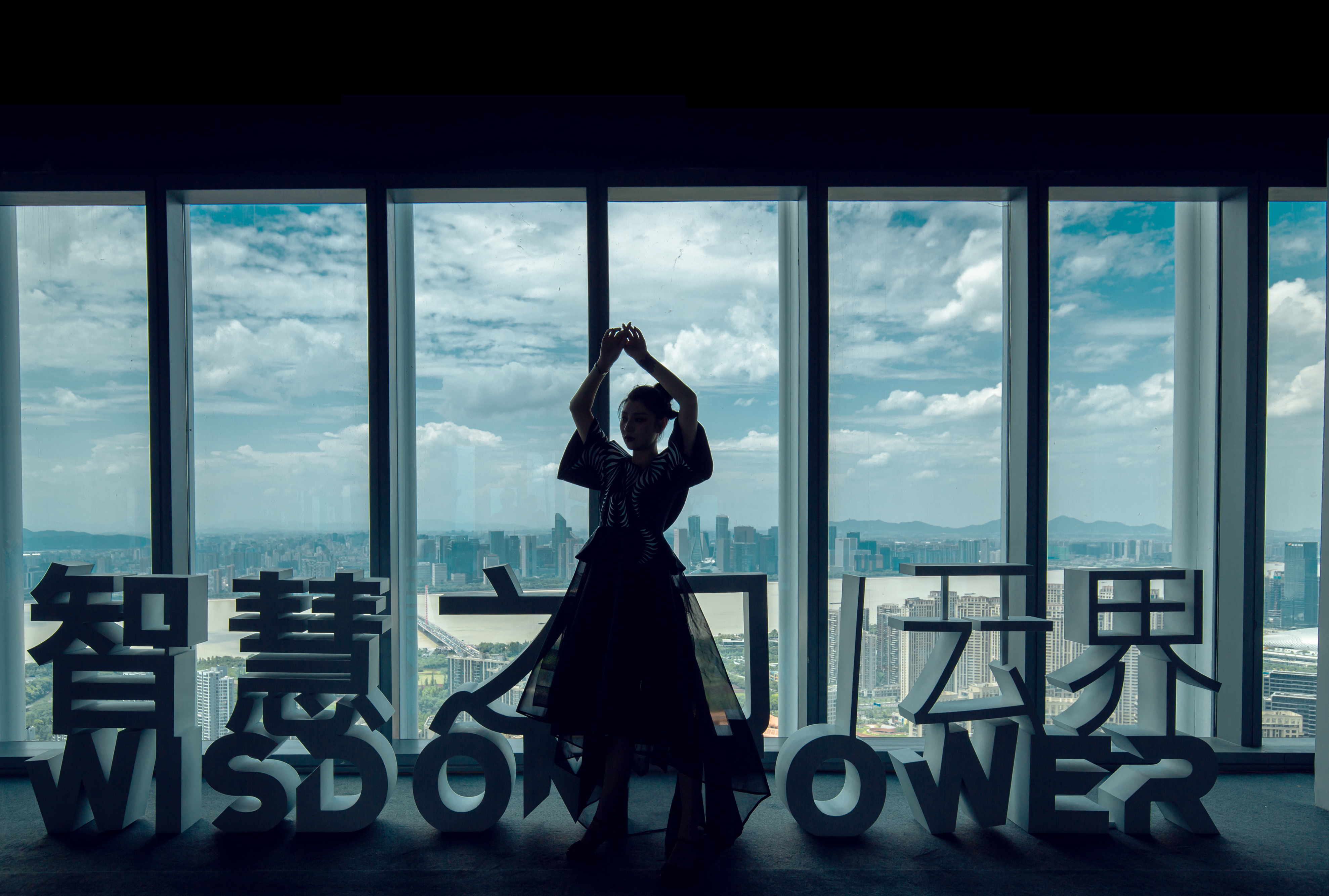 世茂·智慧之门——云端之上丨触碰无界空间