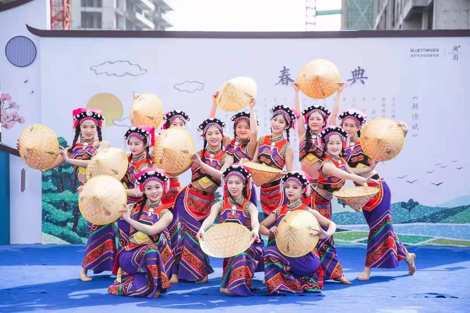 一个专业舞蹈演出机构,服装租赁