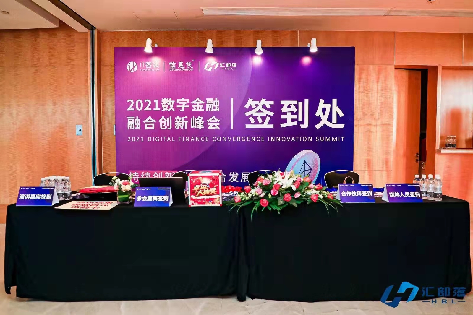 LED屏，灯光，音响，舞台背景板等周边辅料租赁。