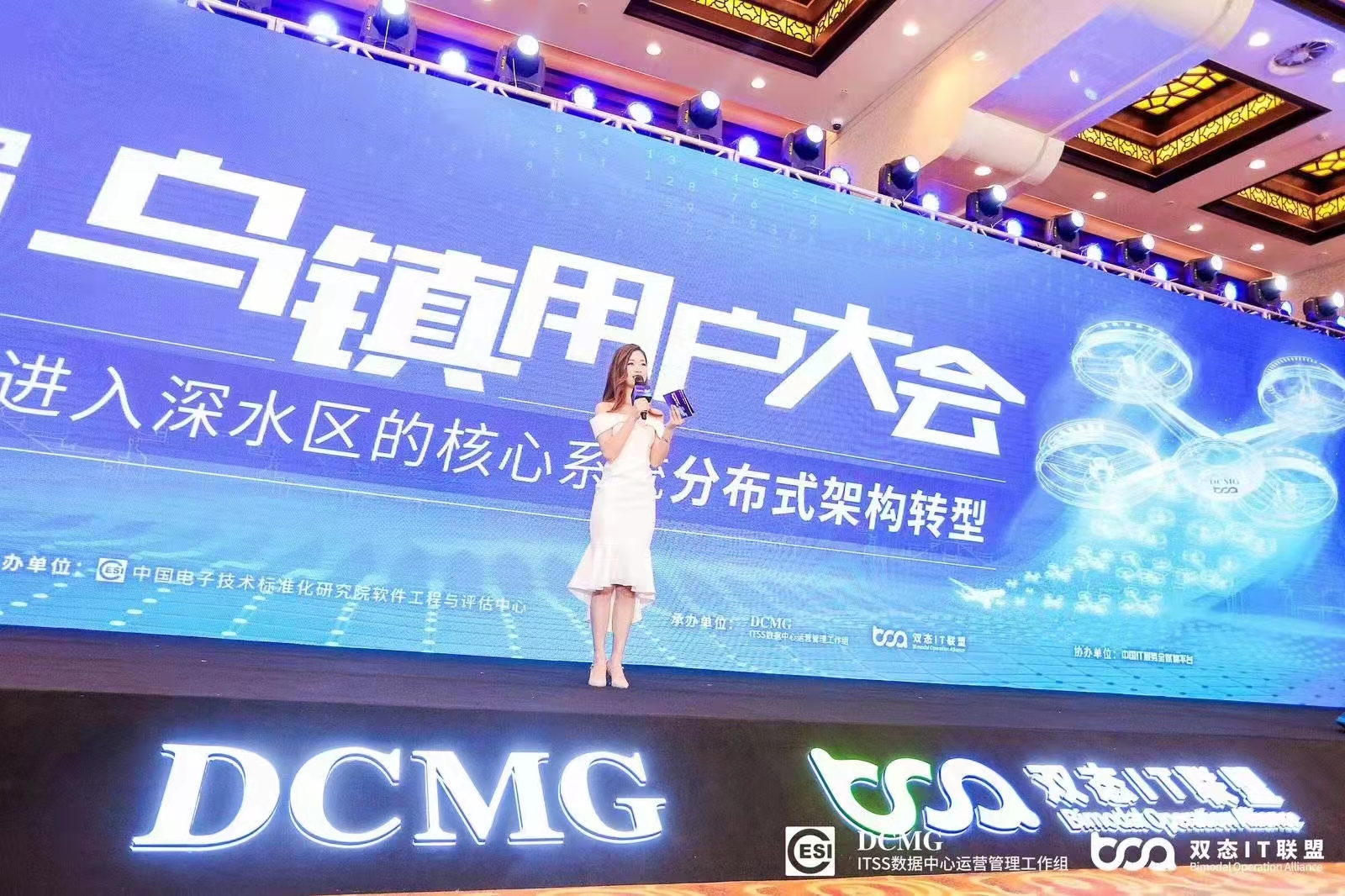 LED屏，灯光，音响，舞台背景板等周边辅料租赁。