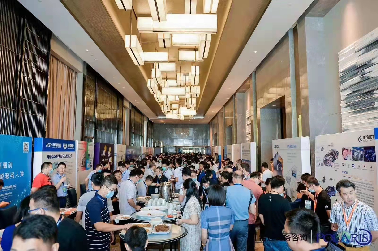 LED屏，灯光，音响，舞台背景板等周边辅料租赁。