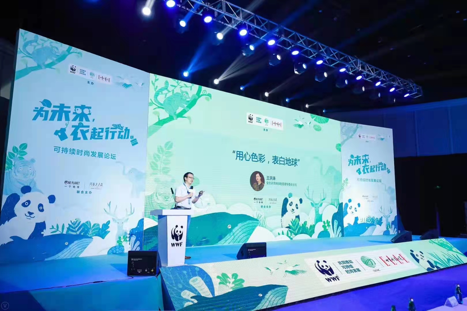 LED屏，灯光，音响，舞台背景板等周边辅料租赁。