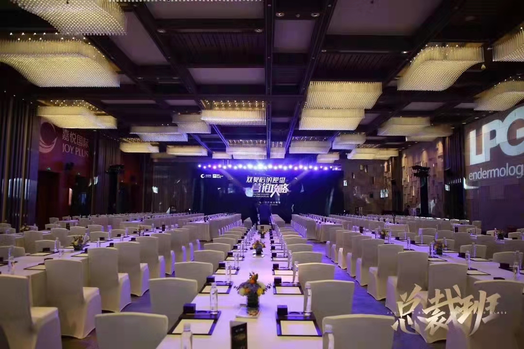 LED屏，灯光，音响，舞台背景板等周边辅料租赁。