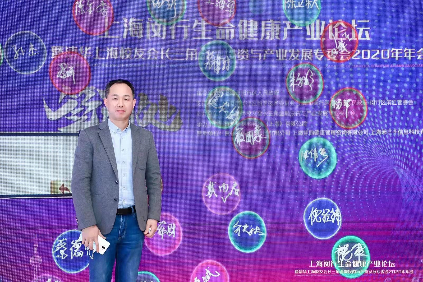 LED屏，灯光，音响，舞台背景板等周边辅料租赁。