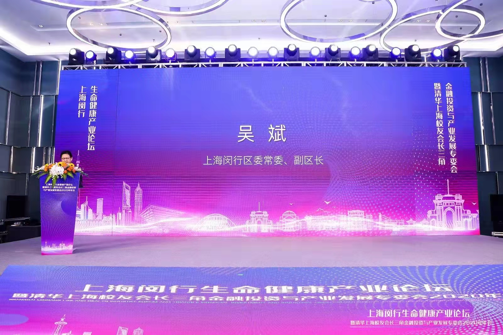 LED屏，灯光，音响，舞台背景板等周边辅料租赁。