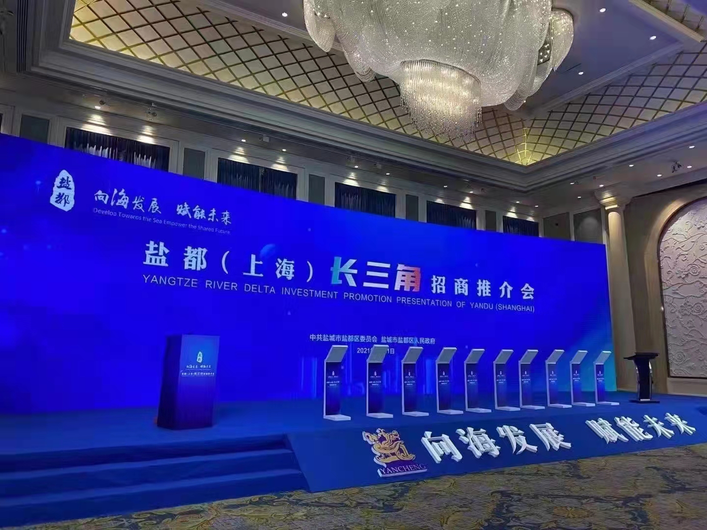 LED屏，灯光，音响，舞台背景板等周边辅料租赁。