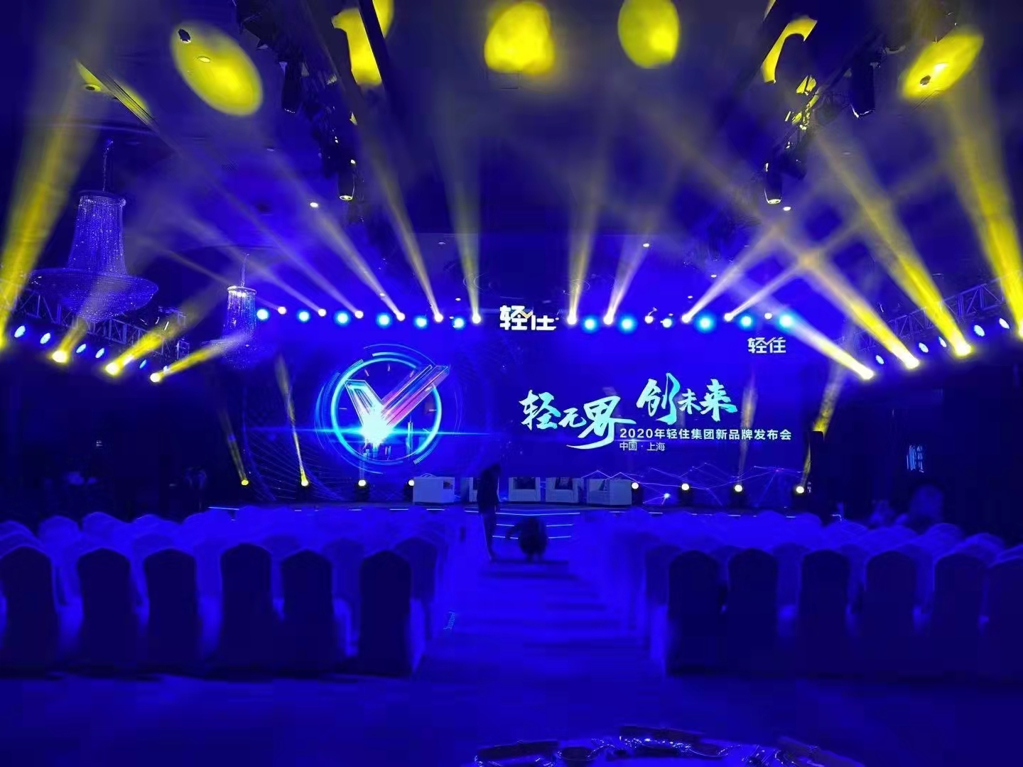 LED屏，灯光，音响，舞台背景板等周边辅料租赁。