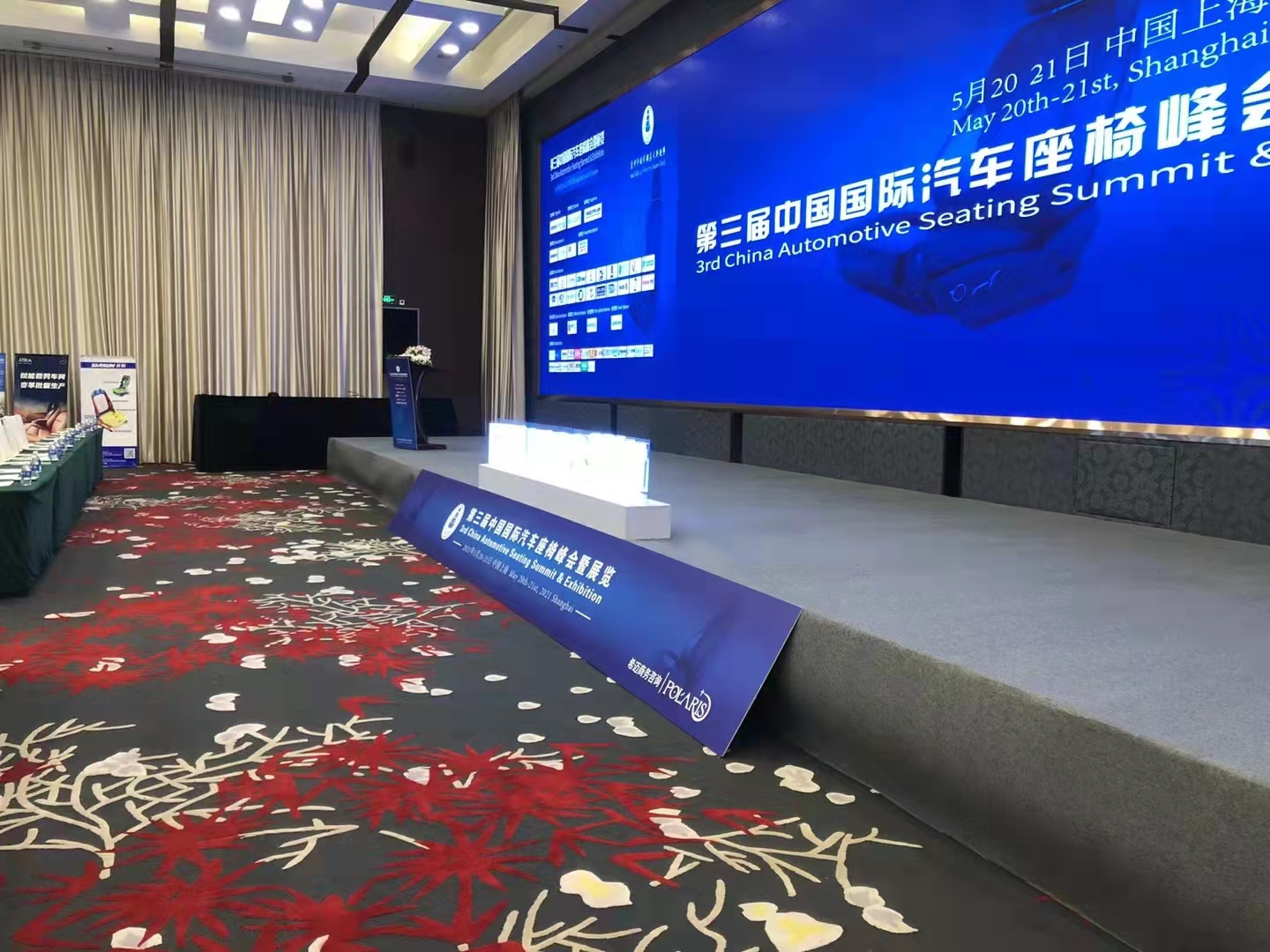 LED屏，灯光，音响，舞台背景板等周边辅料租赁。
