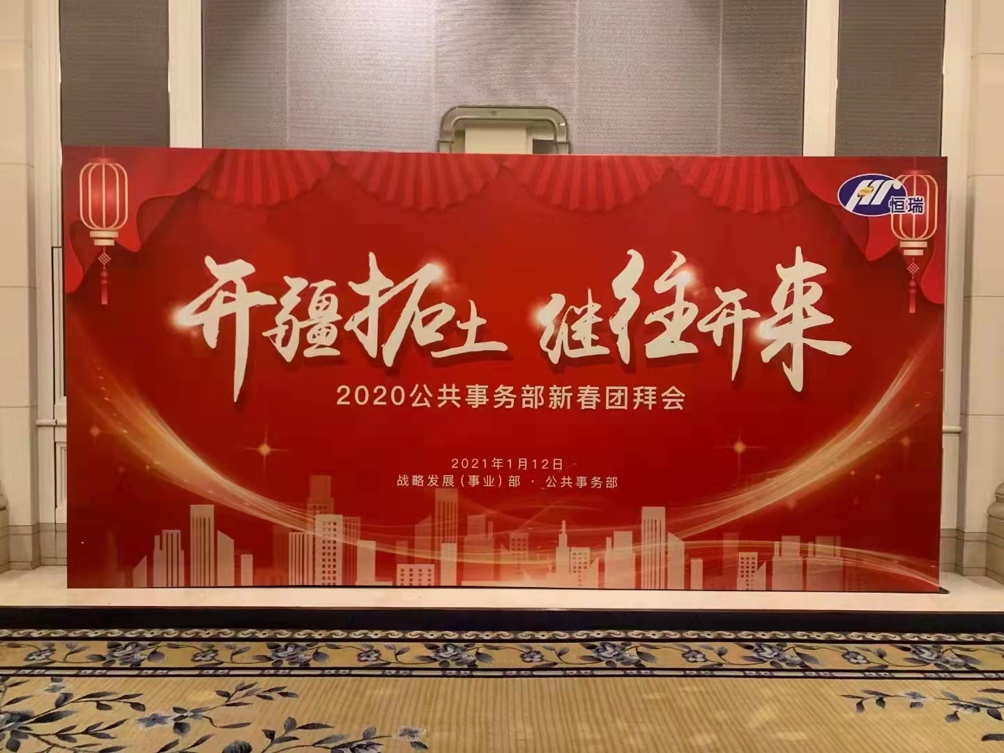 LED屏，灯光，音响，舞台背景板等周边辅料租赁。