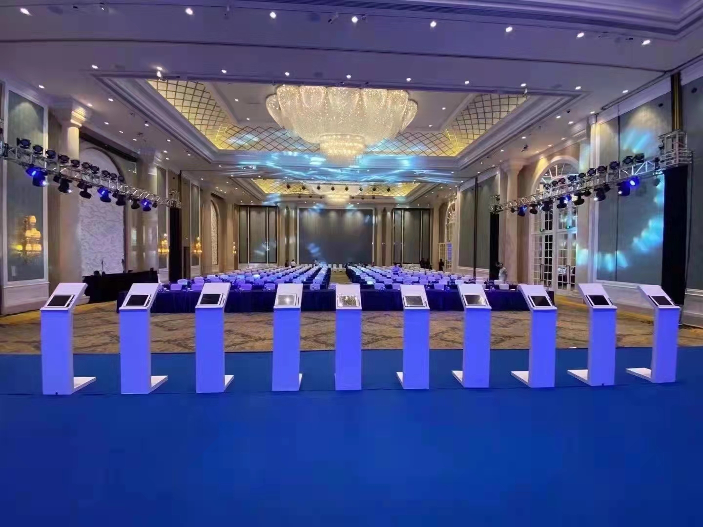 LED屏，灯光，音响，舞台背景板等周边辅料租赁。